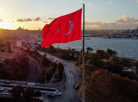 تركيا توافق التوقعات وتبقي أسعار الفائدة دون تغيير عند 50%