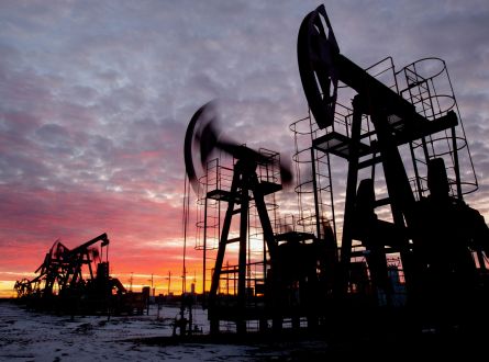 أسعار النفط تتكبد خسائر طفيفة مع انحسار مخاطر الشرق الأوسط