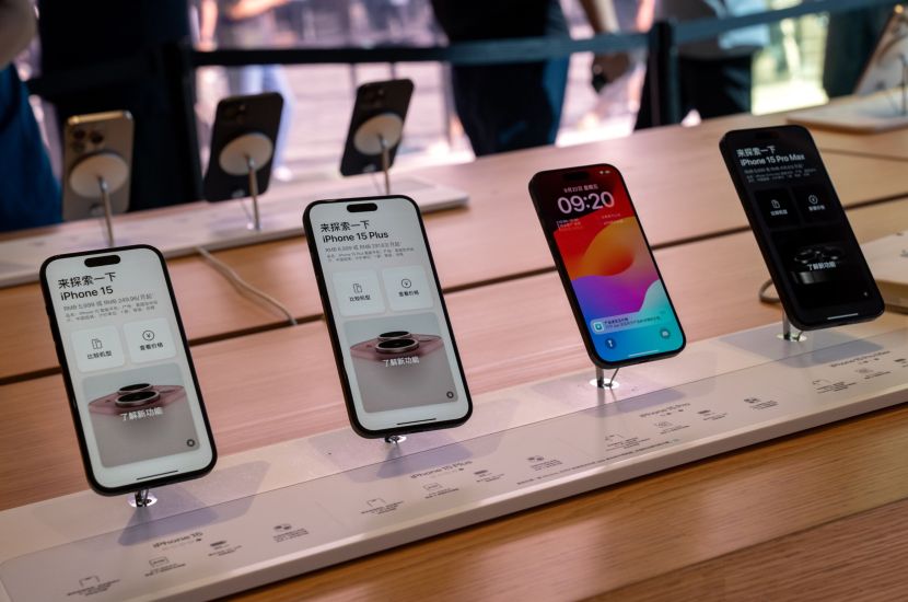 Smartphone Sales Decline in China: Apple Triumphs as Huawei Makes a Comeback