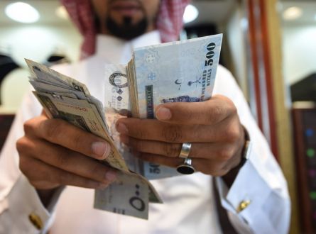 من يسيطر على إدارة أصول تبلغ 871 مليار ريال في السعودية؟