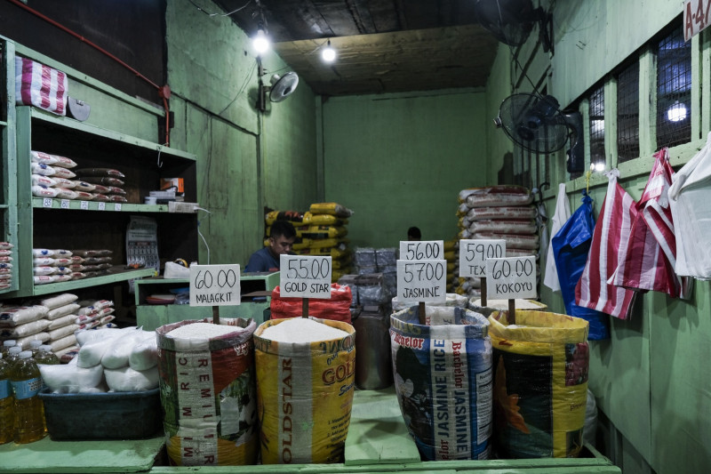 أرز محلي ومستورد في متجر للحبوب بسوق في مدينة كيزون،الفلبين