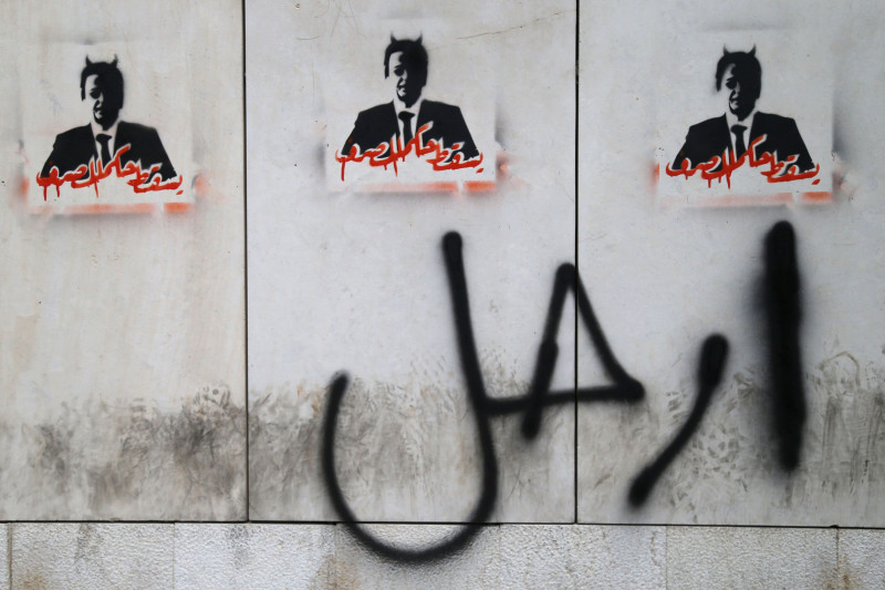 رسوم "غرافيتي" على الجدار الخارجي لمقر "مصرف لبنان" تطالب حاكم المصرف رياض سلامة بالرحيل. بيروت، لبنان عام 2019