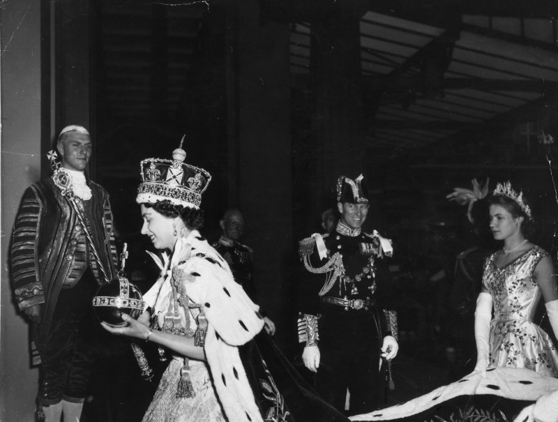 الملكة إليزابيث الثانية مرتدية ساعة "جيجر لوكولتر" (Jaeger-LeCoultre) النحيلة حول معصمها الأيسر، خلال تتويجها في 2 يونيو 1953 في دير وستمنستر، لندن، المملكة المتحدة