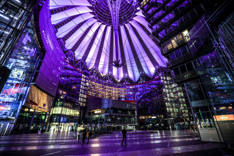 الساحة المركزية للمجمع الأعمال والتجارة "سوني سنتر" في برلين.