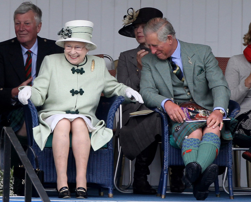 الملكة إليزابيث الثانية والأمير تشارلز أمير ويلز أثناء حضورهما ألعاب برايمار هايلاند في اسكتلندا عام 2010