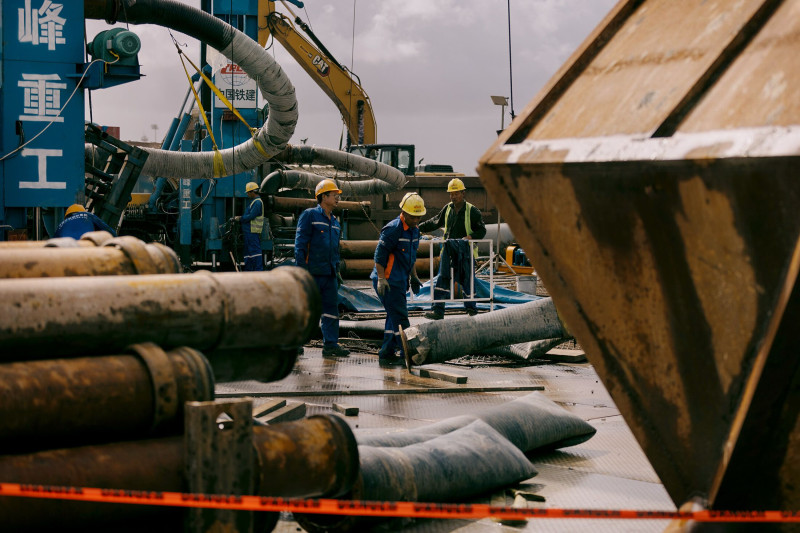 عمال يعملون في منشأة للتنقيب عن النفط، غيانا
