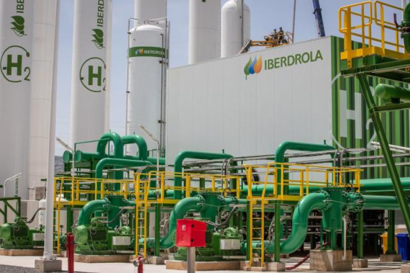 صهاريج تخزين الهيدروجين ومحطة الكهرباء الفرعية خلال المراحل النهائية من البناء في مصنع تابع لشركة "أيبردرولا" بمنطقة بورتولانو في إسبانيا