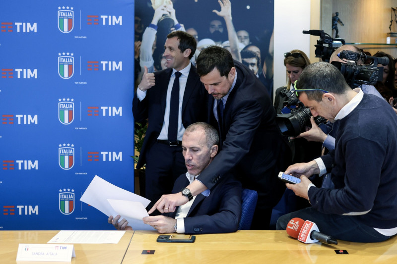 الرئيس التنفيذي لشركة "تيليكوم إيطاليا"، بيترو لابريولا، خلال مؤتمر صحفي في روما مطلع أبريل.
