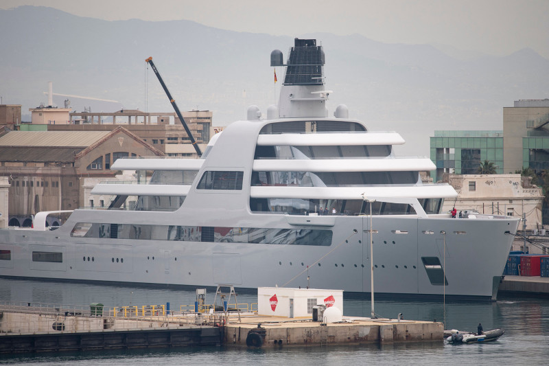 يخت "سولاريس" الفاخر الذي يملكه أبراموفيتش، أثناء رسوّه في ميناء برشلونة، إسبانيا، في 1 مارس 2022