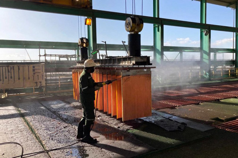 عامل يرش كاثود النحاس في منجم شركة كاموتو للنحاس ومصنع المعالجة في كولويزي، بالكونغو. 