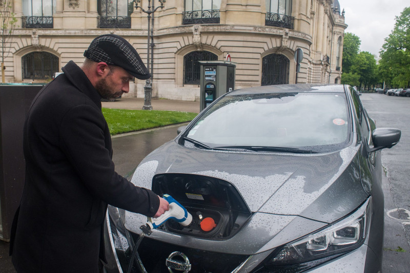 سائق من "أوبر" يشحن سيارته في باريس