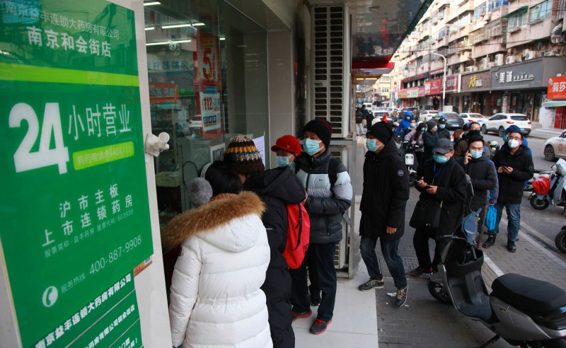 مواطنون يصطفون أمام صيدلية في الصين لشراء الأدوية