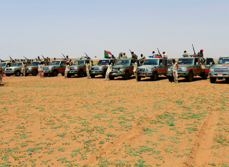 عربات قوات الدعم السريع خلال عملية لملاحقة مهاجرين غير نظاميين من إثيوبيا وتشاد قرب الحدود السودانية-الليبية