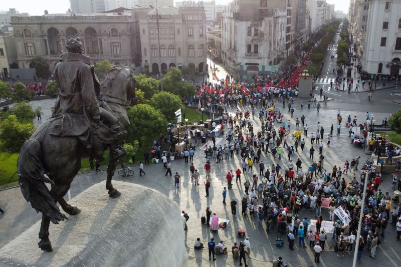 تجمع المتظاهرون في ساحة بوليفار في ليما، بيرو، في 7 أبريل، حيث أدّت المظاهرات التي اندلعت بسبب ارتفاع تكاليف المعيشة إلى إغلاق الطرق السريعة الرئيسية وحظر التجول في العاصمة.