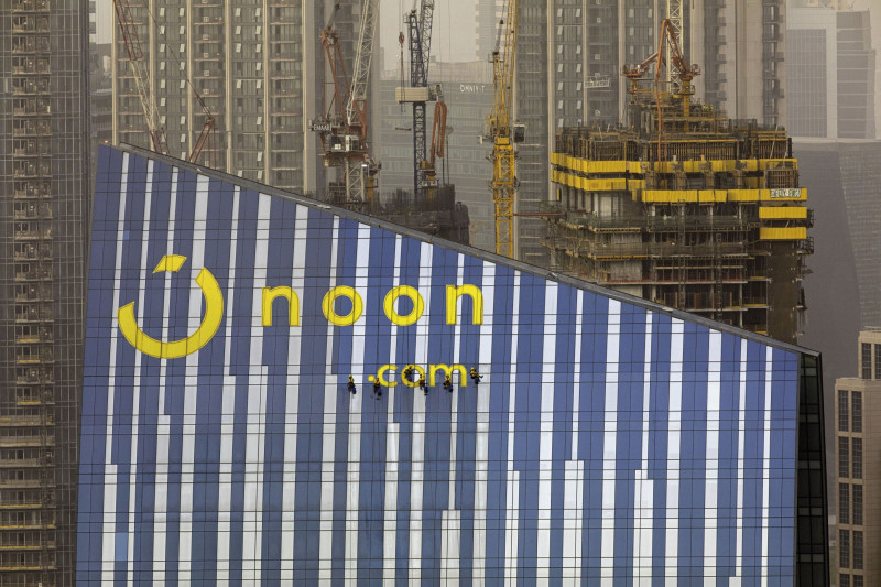 شعار شركة "نون" على ناطحة سحاب في دبي، الإمارات العربية المتحدة