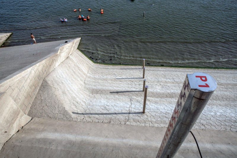 مؤشر قياس منسوب المياه مثبت على الضفاف المكشوفة بطول نهر هان في 22 أغسطس.