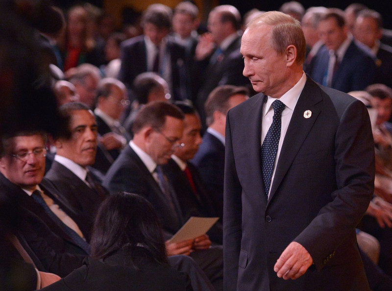 بوتين يمشي بجوار هاربر، والرئيس الأميركي آنذاك باراك أوباما وأبوت في حفل افتتاح مجموعة العشرين في بريسبان، أستراليا، في عام 2014.