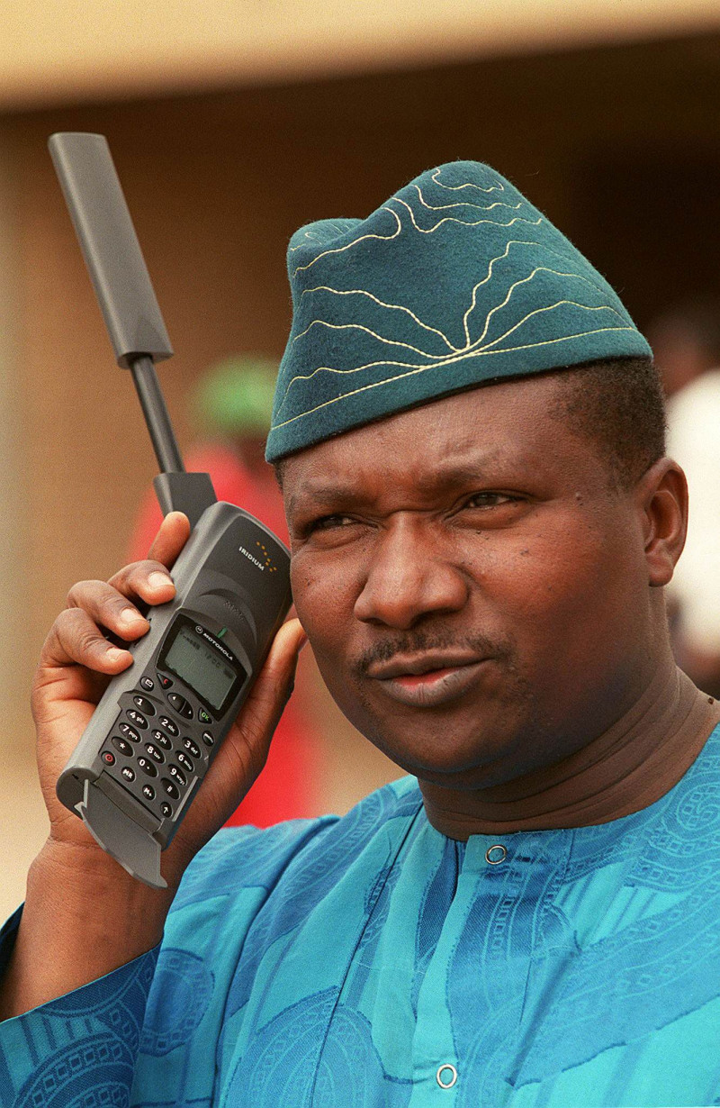  رجل في مالي يحمل هاتف "موتورولا" هجين يعمل بالأقمار الاصطناعية عام 1998