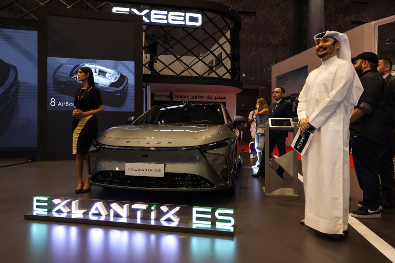 مركبة "إكسلانتيكس إي إس" الكهربائية معروضة في معرض جنيف الدولي للسيارات في قطر
