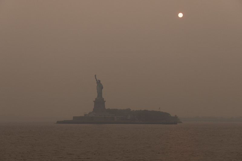 الدخان يخيم على تمثال الحرية في نيويورك، الولايات المتحدة