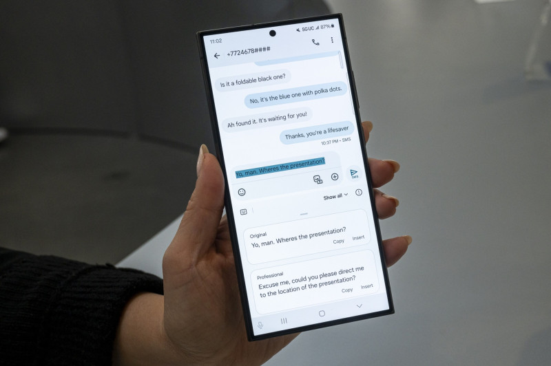 هاتف سامسونغ "إس 24" يظهر تطبيق دردشة بمساعدة الذكاء الاصطناعي.