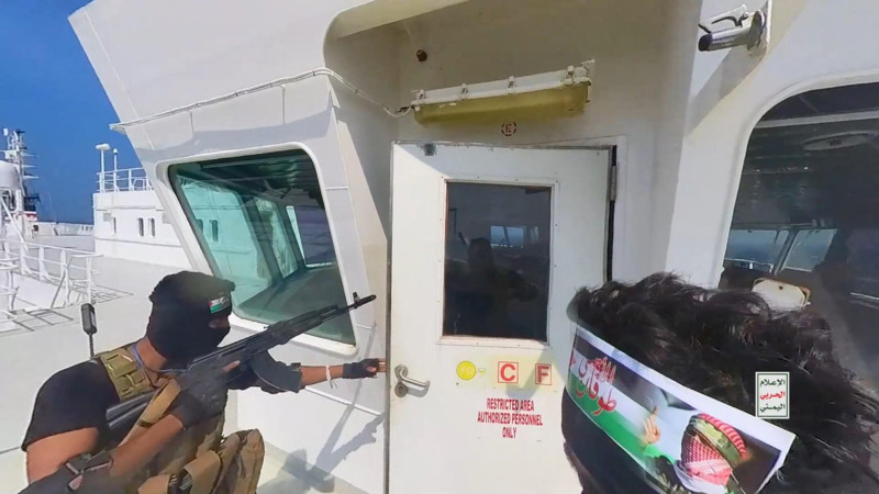 جماعة من المسلحين الحوثيين يُهاجمون سفينة في البحر الأحمر 