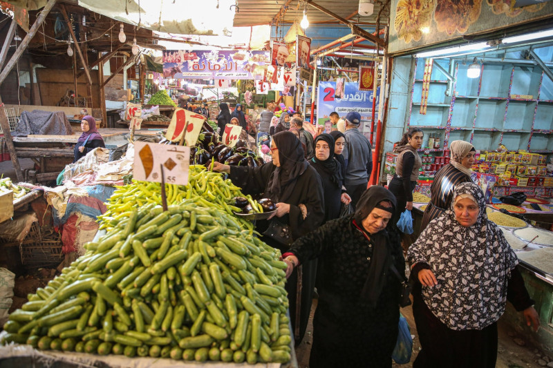 متسوقات في سوق المنيرة للمواد الغذائية في منطقة إمبابة بالجيزة، مصر