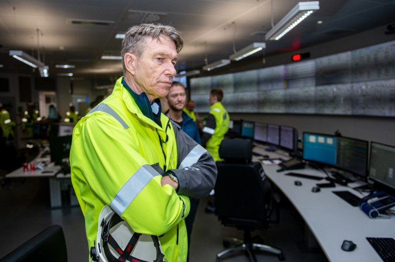 تيري آسلاند، وزير البترول والطاقة النرويجي داخل غرفة التحكم في حقل "يوهان سفيردروب" النفطي في "إيكوينور"