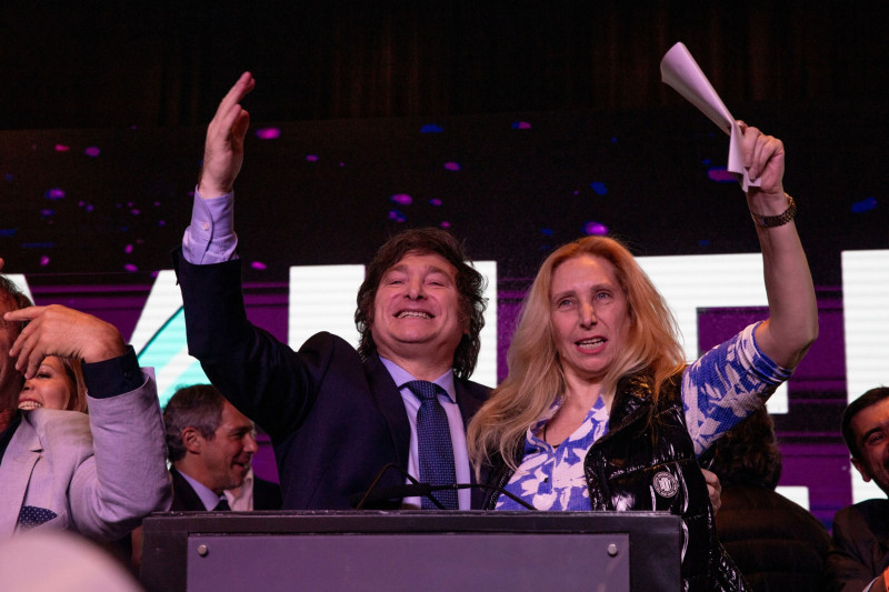 خافيير ميلي وشقيقته كارينا خلال يلقيان التحية على المؤيدين ليلة الانتخابات الرئاسية الأرجنتينية في بوينس آيرس في 22 أكتوبر 2023
