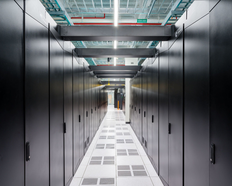 حاسوب "فرونتير" يضم 74 خزانة، تحوي كل منها على كابلات يتجاوز طولها 1.6 كيلومتر.
