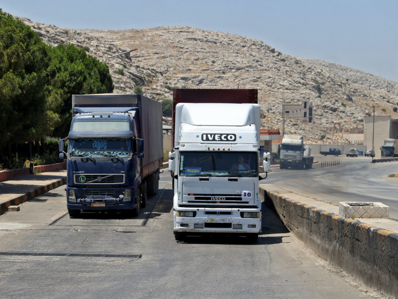 شاحنات تحمل مساعدات أممية خلال عبورها معبر باب الهوى بين سوريا وتركيا، 8 يوليو 2022