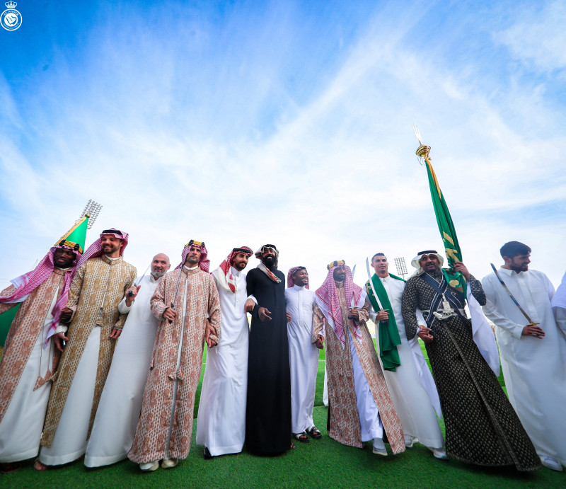 كريستيانو رونالدو، لاعب نادي النصر السعودي، يحتفل باليوم التأسيسي للمملكة العربية السعودية، مرتدياً الزي الوطني خلال احتفالية أقيمت في نادي انصر لكرة القدم في العاصمة الرياض