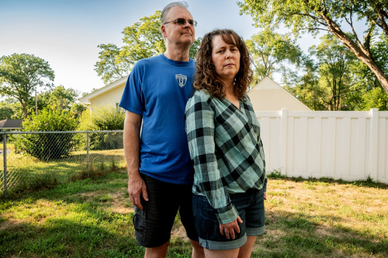 جوان روبرتسون وزوجها مارك يقفان خارج منزلهما في مينيسوتا في 28 يوليو 2023 