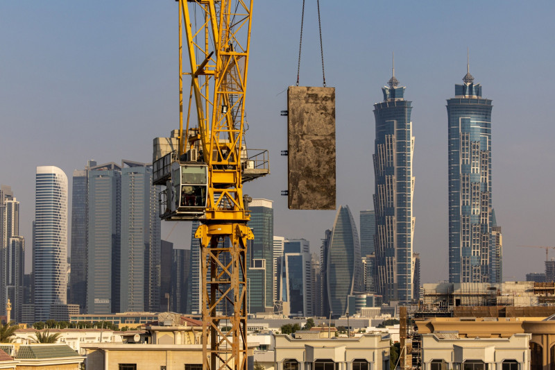 موقع بناء مجمع سكني على امتداد قناة دبي المائية بدبي في الإمارات العربية المتحدة.