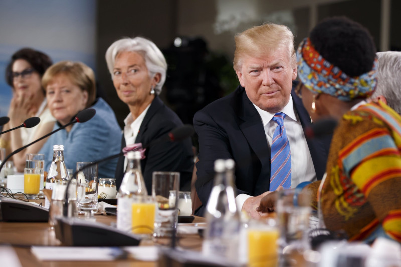 كريستين لاغارد، على اليسار، ودونالد ترمب أثناء قمة قادة مجموعة السبع في كندا عام 2018 عندما كانت لاغارد رئيسة لصندوق النقد الدولي