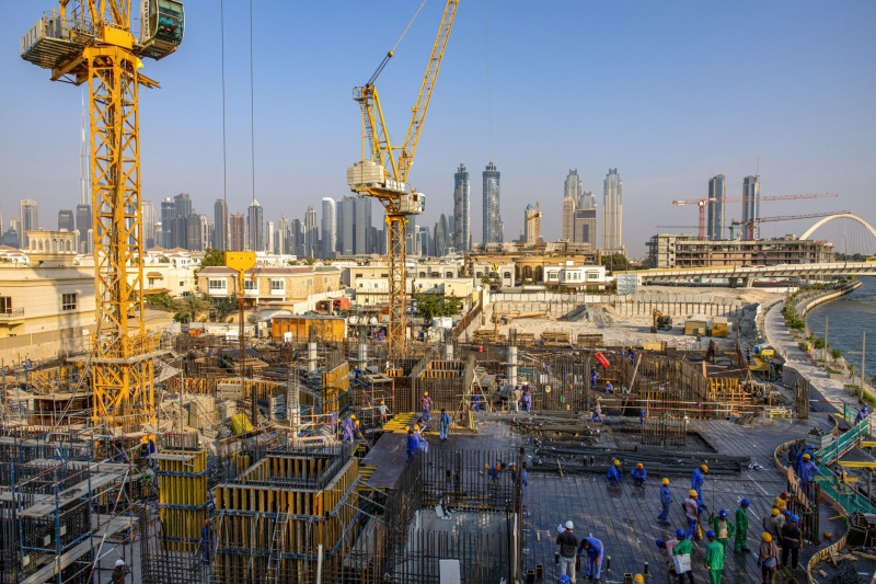 تطوير عقار سكني قيد الإنشاء بجوار قناة دبي المائية