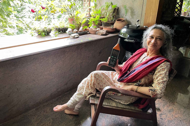 عبد العلي في منزلها في مومباي مع مقياس ديسبيل للصوت