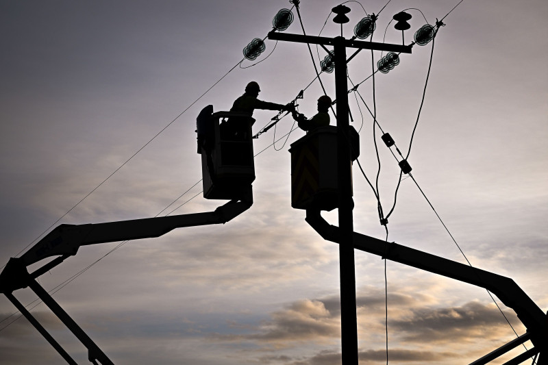 مهندسون يصلحون خطوط الكهرباء في إيدزيل، أسكتلندا.