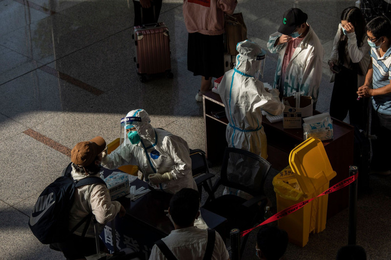 عمل مسح للمسافرين في مطار تشانغشوي الدولي، مركز النقل الرئيسي لمقاطعة يونان. 