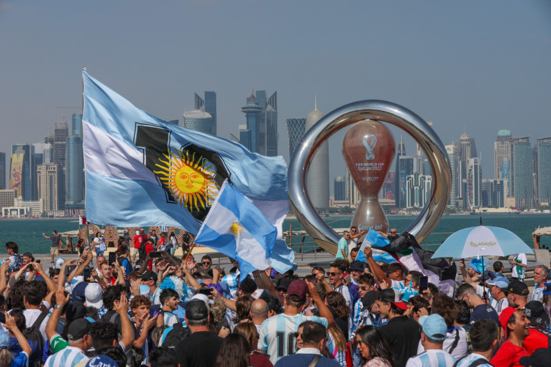 جماهير منتخب الأرجنتين تتجمع عند كورنيش الدوحة، قطر