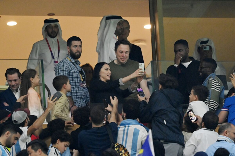 ماسك يقف لالتقاط صورة شخصية مع نايليا أسكر زادة أثناء المباراة النهائية لبطولة كأس العالم في قطر سنة 2022 في 18 ديسمبر