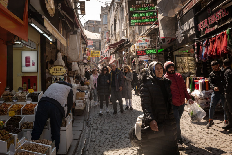 متسوقون يتجولون في أحد الأسواق الشعبية في إسطنبول، تركيا.