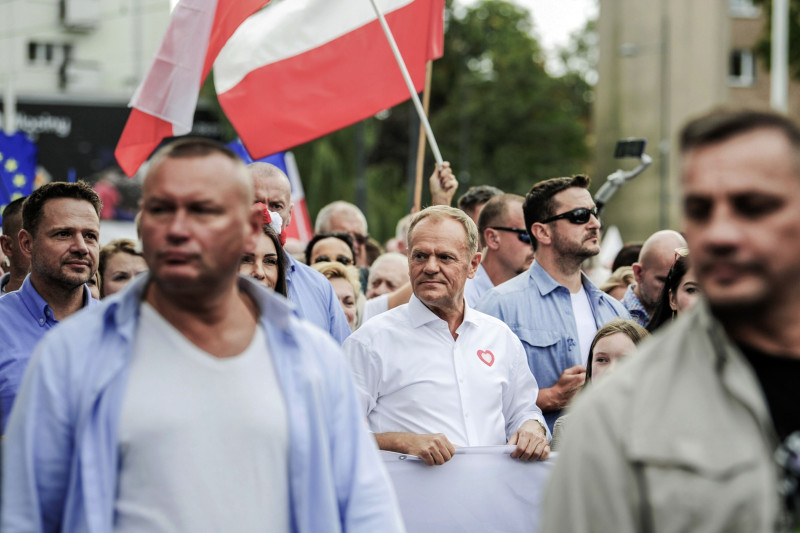 دونالد توسك، رئيس حزب المنصة المدنية المعارض، وأنصار المعارضة خلال مظاهرة في وارسو في 1 أكتوبر 2023 