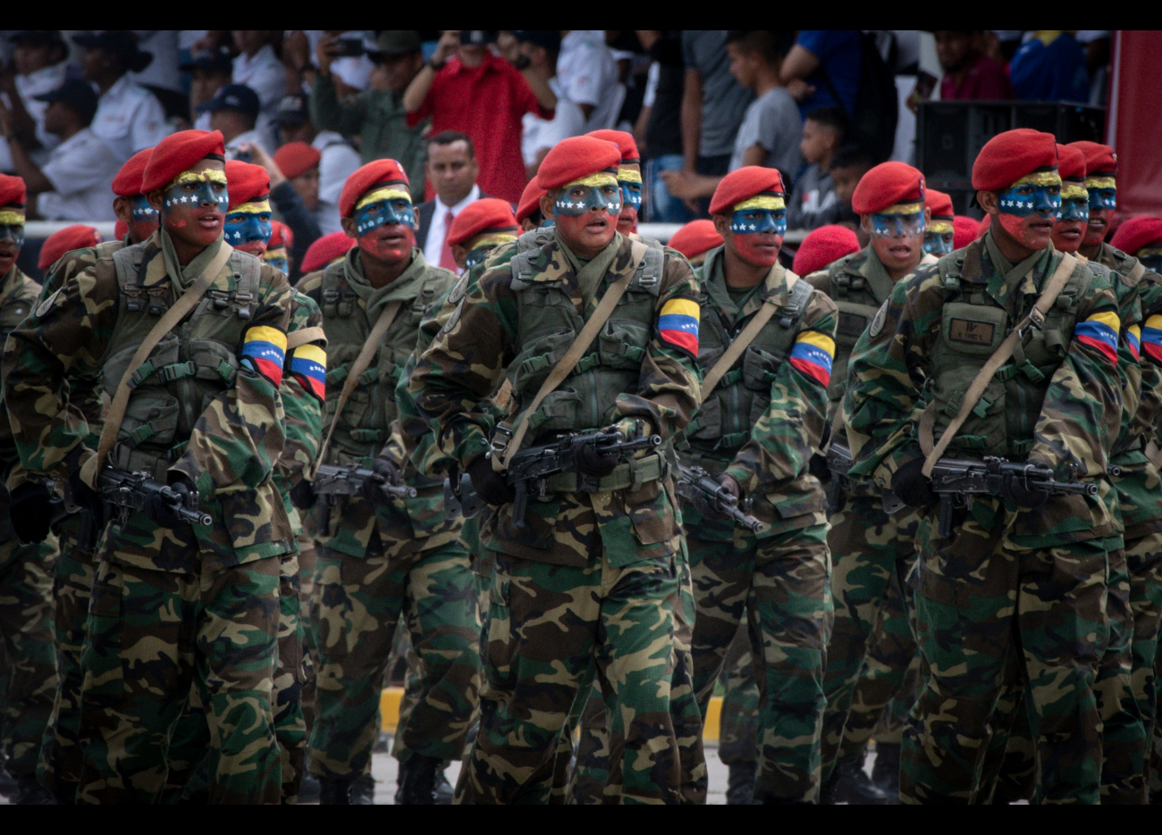 جنود يسيرون خلال موكب احتفال فنزويلا بعيد الاستقلال بالعاصمة كاراكاس