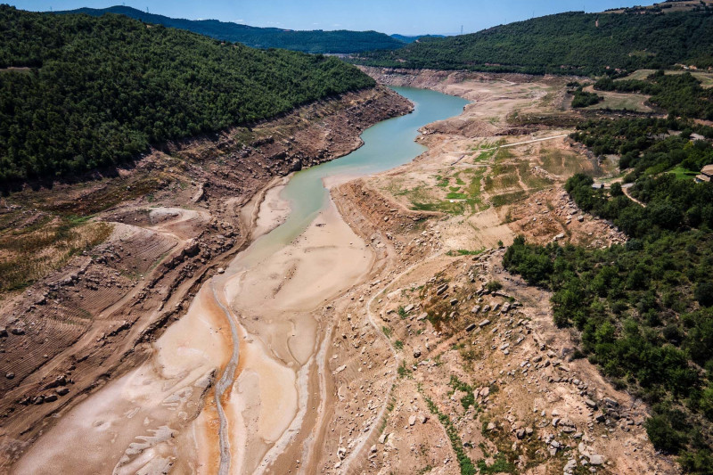 مستويات الماء المنخفضة للقاع المكشوف لخزان ريالب خلال الجفاف في لا بارونيا إي ريالب، إسبانيا، بتاريخ 23 أغسطس.