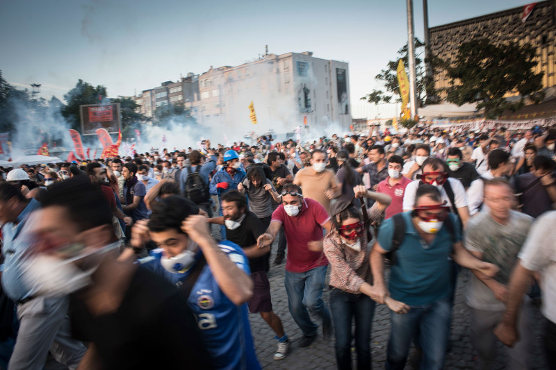 متظاهرون أثناء مواجهات مع الشرطة في "ميدان تقسيم"، عام 2013