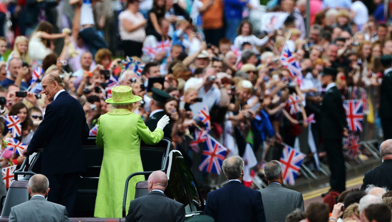 الملكة وزوجها الأمير فيليب، دوق إدنبرة، في 27 يونيو 2012 في بلفاست، إيرلندا الشمالية
