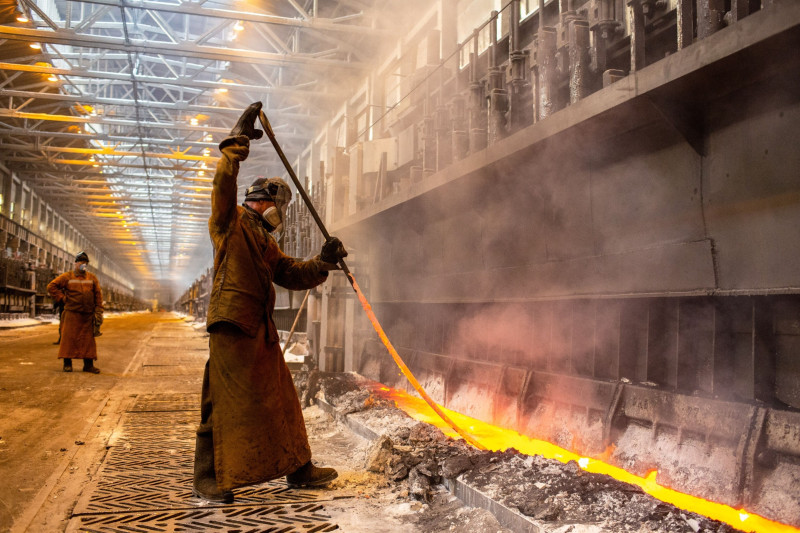 عامل في ورشة للتحليل الكهربائي بمصنع "يونايتد كو. روسال" لصهر الألمنيوم في شيليخوف، روسيا