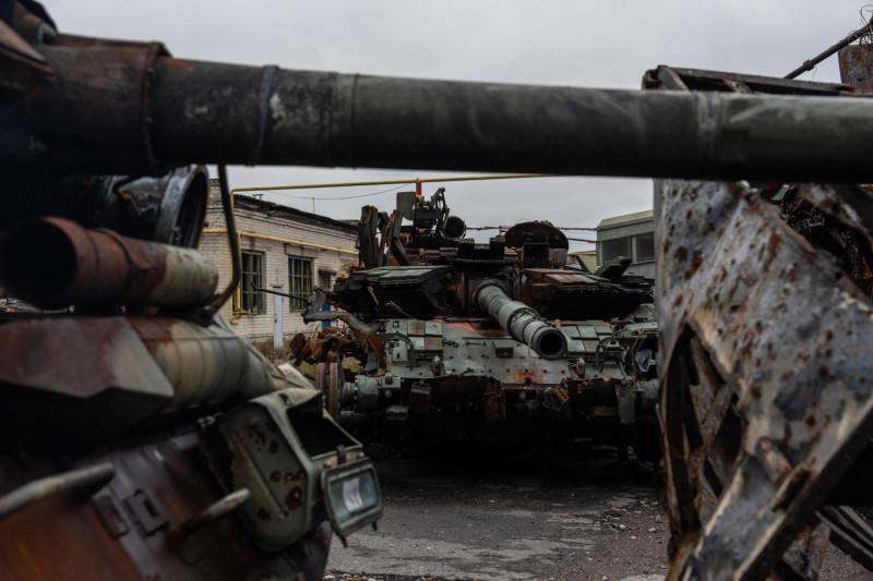 آلات عسكرية روسية دُمرت خلال القتال لاستعادة بلدة ليمان في أوكرانيا.
