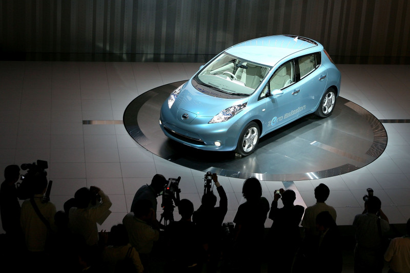 أثناء الكشف عن الجيل الأول من سيارة ليف الكهربائية في يوكوهاما عام 2009.